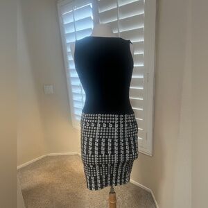 ST JOHN‎ Knit Black White Sleeves Classic Career Modest Midi Dress  Size 4